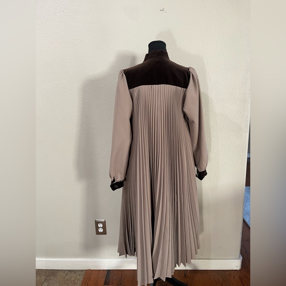 Vintage Victorian Style Trapeze knife pleated coat with brown velvet accents - Picture 2 of 13